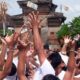 Mesuryak, Tradisi Unik di Bali untuk Mengantar Leluhur dengan Taburan Uang
