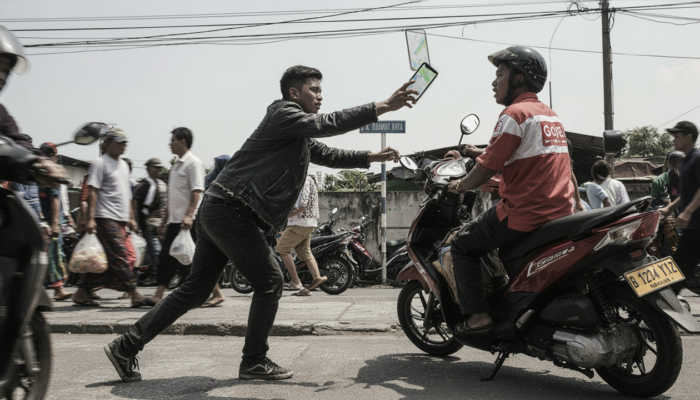 Modus Tanya Arah, Pria Bawa Kabur Ponsel Dua Anak di Way Huwi