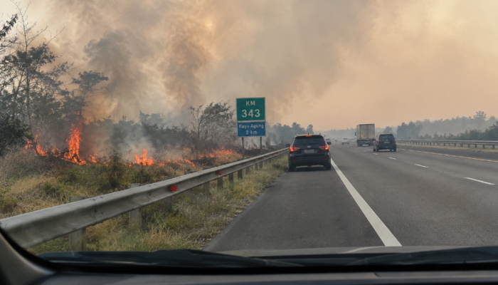 Kebakaran Lahan di KM 343 Tol Kayu Agung Jadi Sorotan, Warganet Keluhkan Asap
